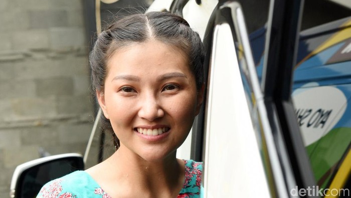 Sarwendah memiliki stok ASI perah untuk diberikan ke anak remajanya (Foto: Noel/detikFoto) Sarwendah memiliki stok ASI perah untuk diberikan ke anak remajanya (Foto: Noel/detikFoto)