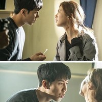Masih dari episode 11 Vagabond, momen manis kembali terjadi antara Go Hae-Ri dan Cha Dal-Geon. Go Hae-Ri yang terluka di bagian leher diobatin oleh Cha Dal-Geon. Namun wajah Cha Dal-Geon mendadak merah saat meniupi leher Go Hae-Ri yang merasa keperihan. Cha Dal-Geon langsung dag dig dug karena terlalu intim dengan Go Hae-Ri. Foto: Instagram