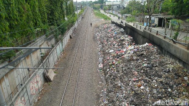Sampah di Samping Rel Citeureup Belum Diangkut, Warga Keluhkan Asap-Lalat