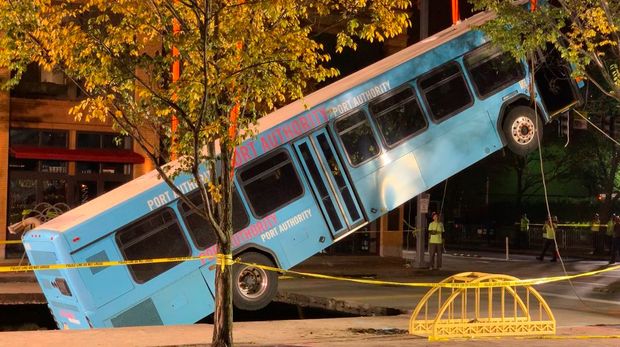 Jalan Amblas Telan Bus dan Hampir Membuat Sedan Terperosok
