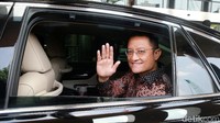 Juliari melambaikan tangan dari dalam mobil sesaat sebelum meninggalkan gedung KPK.