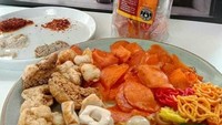 Kalau baso aci yang satu ini bisa jadi stok makanan di rumah. Baso aci Baciblak hadir dengan kemasan yang bisa awet disimpan lama dalam freezer. Rasanya tak kalah sedap dengan racikan warung baso aci. Harganya juga murah meriah Rp 15 ribuan saja.  Foto: instagram