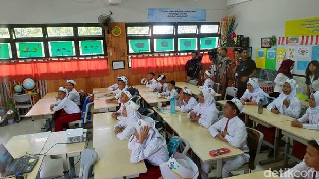 Pagi-pagi Sri Mulyani Blusukan ke Sekolah Dasar