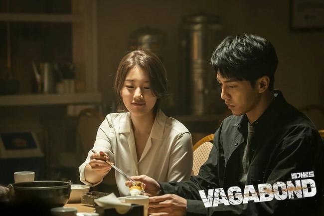 Vagabond episode 9 yang menegangkan juga menyelipkan momen manis dan lucu antara Go Hae-Ri, Cha Dal-Geon dan dua tim agen rahasia Korea, NIS, yaitu Gi Tae-Ung dan Kim Se-Hun. Go Hae-Ri membuat Gi Tae-Ung cemburu karena mengambilkan daging untuk Cha Dal-Geon. Kecemburuan Gi semakin menjadi saat Cha Dal-Geon meminta Go Hae-Ri memakan telur jatahnya. Foto: Instagram