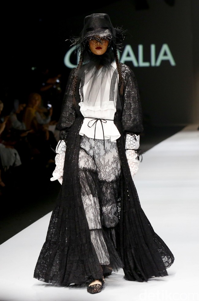 Rancangan Barli Asmara di JFW 2020 mengangkat tema Feminine Monochrome yang terinspirasi dari perempuan Indonesia yang lembut dan kuat. Foto: Rachman Haryanto/ detikcom.