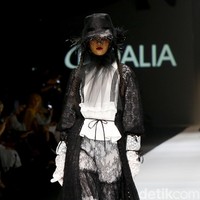 Rancangan Barli Asmara di JFW 2020 mengangkat tema Feminine Monochrome yang terinspirasi dari perempuan Indonesia yang lembut dan kuat. Foto: Rachman Haryanto/ detikcom.