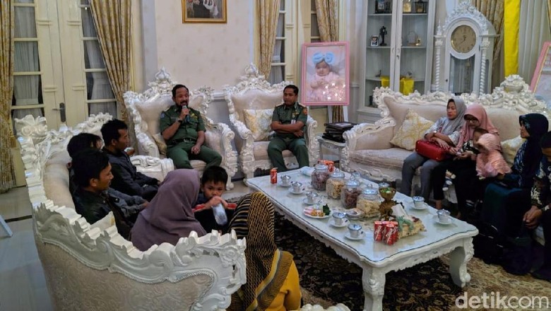 Pengungsi Wamena Asal Ponorogo Geruduk Rumah Dinas Bupati Pengungsi Wamena Asal Ponorogo Geruduk Rumah Dinas Bupati