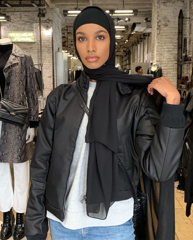 Dalam kesehariannya, Omar tampil dengan gaya hijab sederhana. Dia selalu menggunakan pashmina hitam yang mempertegas bentuk wajahnya dengan tidak menggunakan jarum pentul. Foto: instagram @ikramabdi