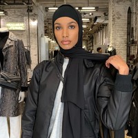 Dalam kesehariannya, Omar tampil dengan gaya hijab sederhana. Dia selalu menggunakan pashmina hitam yang mempertegas bentuk wajahnya dengan tidak menggunakan jarum pentul. Foto: instagram @ikramabdi