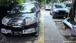 Duh, Mobil Mewah Parkir di Trotoar