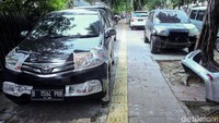 Berdasarkan UU Nomor 22 Tahun 2009 tentang Lalu Lintas dan Angkutan Jalan Pasal 275 ayat 1. Pelanggaran berupa parkir kendaraan di trotoar di pidana dengan pidana kurungan paling lama satu bulan atau denda paling banyak Rp 250.000.