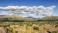 Saat itu ada warga yang melihat penampakan UFO (Unidentified flying object) berupa piring terbang yang mendarat di gunung. Kemudian kapal tersebut tiba-tiba menghanguskan padang rumput di dekat pemukiman warga. (iStock)