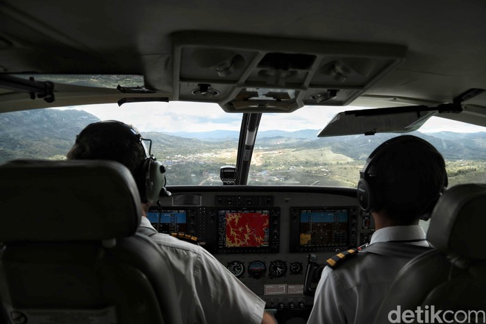 Pesawat kecil atau yang biasa disebut (perintis) Susi Air mengantarkan masyarakat dari Bandar Udara Nunukan menuju Bandra Udara Yuvai Semaring Krayan, Kalimantan Utara.