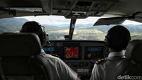 Kedua orang pilot tampak berbincang dalam perjalanan yang membawa kurang lebih 12 orang penumpang itu.