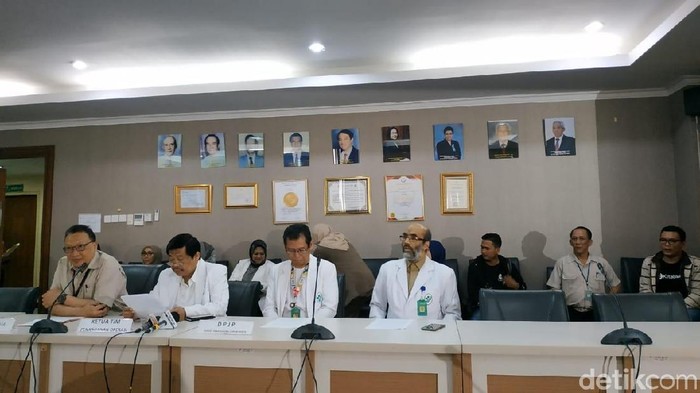 Tim dokter yang akan menangani kembar siam Ardi-Ardan (Foto: Sarah Oktaviani Alam/detikHealth) Tim dokter yang akan menangani kembar siam Ardi-Ardan (Foto: Sarah Oktaviani Alam/detikHealth)