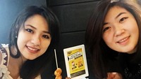Risa ternyata hobi ngemil lho! Saat jalan-jalan di sebuah mall di Jakarta Pusat, ia memilih Korean popcorn chicken. Nyamm nyaam! Foto: Instagram santosorisa