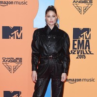 Model Doutzen Kroes muncul dalam balutan jumpsuit kulit hitam yang dihiasi detail studs yang edgy. (Foto: Getty Images)