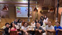 Tampil sederhana juga dilakukan Melly kala makan bersama dengan keluarganya. Dalam suatu momen ini, ia tampak menggunakan kerudung berwarna cokelat polos. Foto: Instagram @melly_goeslaw