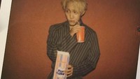 Penyanyi bernama asli Kim Hae-sol ini, punya gaya yang keren dari foto-fotonya yang ada di Instagram. Lihat saja posenya saat menyantap minuman bersoda dan popcorn. Foto: Instagram @ziont
