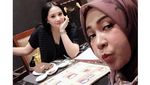 Momen Asyik Melly Goeslaw yang Tampil Sedehana Saat Kulineran