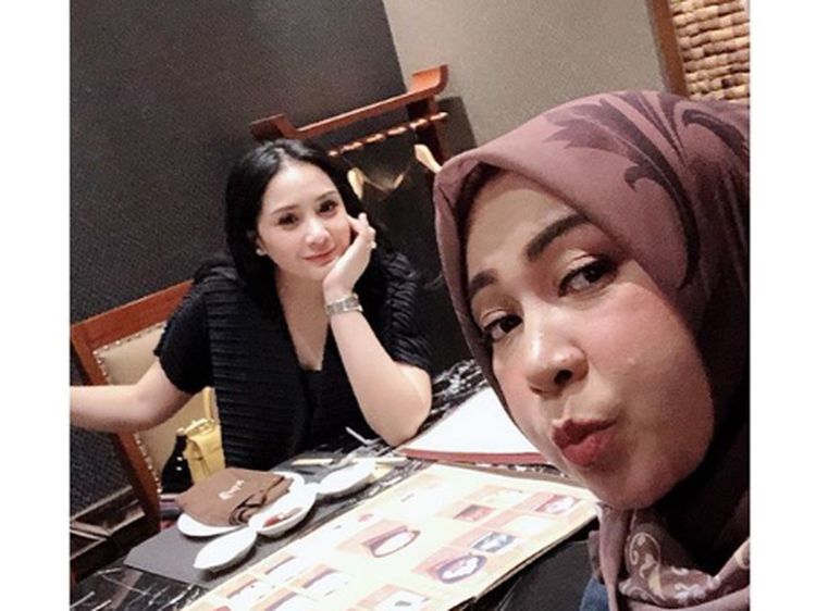 Momen Asyik Melly Goeslaw yang Tampil Sedehana Saat Kulineran