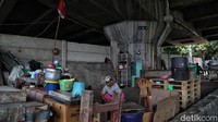 Tumijan menegaskan harapannya; dirinya berharap pemerintah menata pemukiman itu, bukan malah merelokasi warganya.