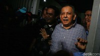 Pantauan detikcom di rutan belakang gedung KPK, Jalan Kuningan Persada, Jakarta Selatan, Senin (4/11/2019), Sofyan tampak keluar sekitar pukul 17.55 WIB.