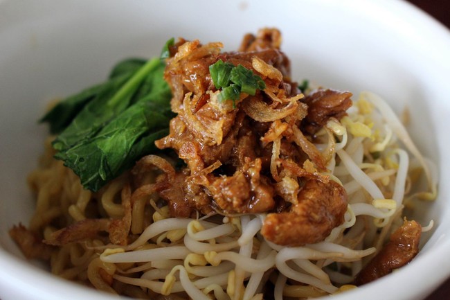 Mi Instan hingga Warteg, 5 Makanan Kampus yang Selalu Bikin Kangen!