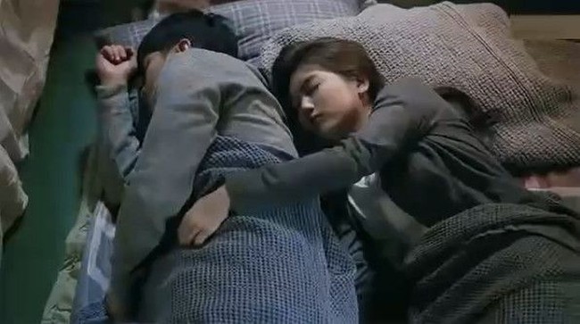 Momen lucu sekaligus romantis antara Bae Suzy dan Lee Seung Gi terjadi di Vagabond episode 11. Keduanya melakukan adegan tidur di dalam kapal kontainer yang membawa mereka ke Korea Selatan dari Maroko. Mereka harus tidur dalam kamar yang sama bersama Kim Woo-Ki, pilot yang meledakkan pesawat dan menewaskan ratusan penumpangnya. Sang pilot adalah saksi utama dari kecelakaan pesawat yang melibatkan petinggi bos maskapai dan pemerintah Korea Selatan itu. Saat tidur itulah, Go Hae-Ri tanpa sadar memeluk Cha Dal-Geon dari belakang. Foto: Instagram