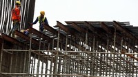 Para pekerja membangun lintasan tol yang membentang dari Bekasi-Cawang-Kampung Melayu.