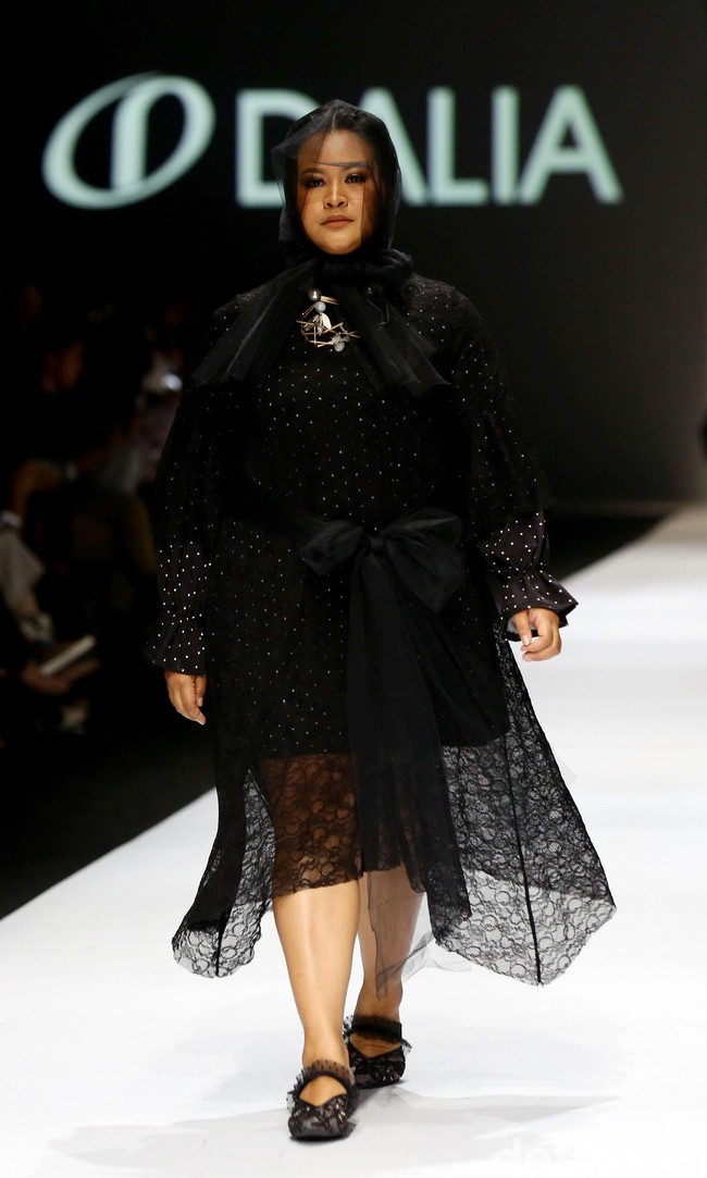 Rancangan Barli Asmara di JFW 2020 mengangkat tema Feminine Monochrome yang terinspirasi dari perempuan Indonesia yang lembut dan kuat. Foto: Rachman Haryanto/ detikcom.