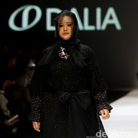 Rancangan Barli Asmara di JFW 2020 mengangkat tema Feminine Monochrome yang terinspirasi dari perempuan Indonesia yang lembut dan kuat. Foto: Rachman Haryanto/ detikcom.