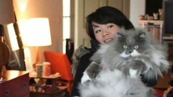 Bulunya tebal dan cantik berwarna abu putih. Foto: via Bored Panda