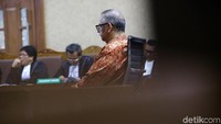 Sofyan mendengarkan vonis yang dibacakan hakim.