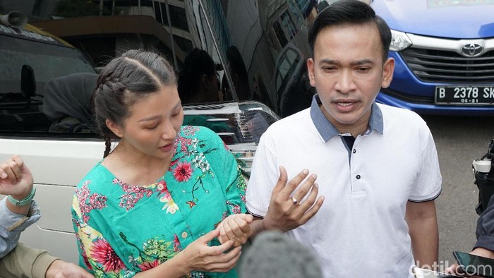 Sarwendah dan Ruben Onsu saat ditemui di studio Trans TV.