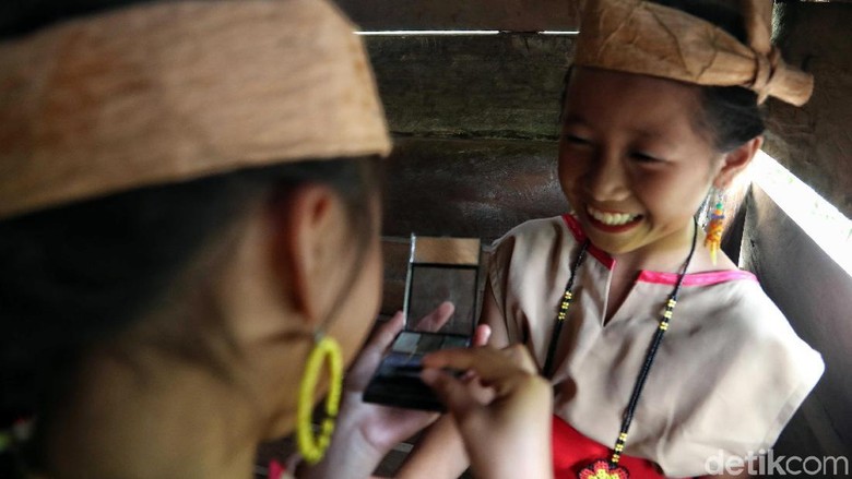 Anak-anak Suku Dayak Lundayeh Sejumlah anak-anak tengah asyik menarikan tarian tradisional suku Dayak Lundayeh di perbatasan Indonesia. Seperti apa potretnya?