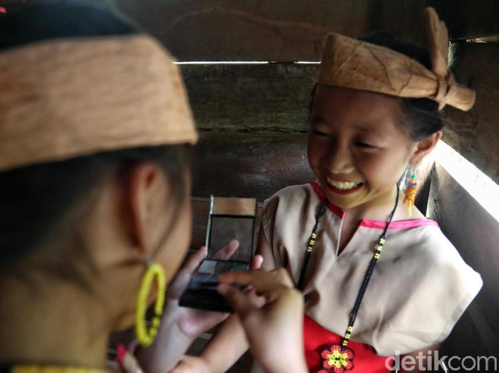 Sejumlah anak-anak tengah asyik menarikan tarian tradisional suku Dayak Lundayeh di perbatasan Indonesia. Seperti apa potretnya?