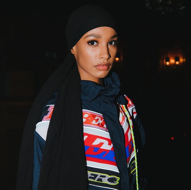 Kini kariernya semakin melesat. Ikram Abdi Omar yang orangtuanya berasal dari Somalia ini menjadi hijabers pertama yang dipilih Burberry sebagai model iklannya. Omar akan muncul dalam iklan koleksi liburan Burberry yang dijadwalkan rilis pada 13 November 2019. Foto: instagram @ikramabdi
