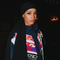 Kini kariernya semakin melesat. Ikram Abdi Omar yang orangtuanya berasal dari Somalia ini menjadi hijabers pertama yang dipilih Burberry sebagai model iklannya. Omar akan muncul dalam iklan koleksi liburan Burberry yang dijadwalkan rilis pada 13 November 2019. Foto: instagram @ikramabdi