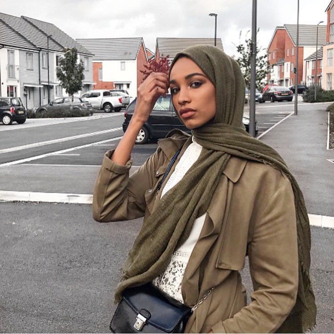 Omar pun merasa bangga terpilih sebagai model Burberry. Dalam postingan di Instagramnya, model cantik ini mengungkapkan rasa tidak percayanya bisa menjadi bagian kampanye sebuah brand fashion ternama. Foto: instagram @ikramabdi