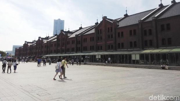 Yokohama Tempat Liburan Susi: Tempat Nongkrong di Depan Kapal Pesiar