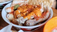 Di Jakarta ada beberapa gerai Baso Aci Ganteng yang bisa disambangi. Seporsi baso aci di sini berkisar antara Rp 15 ribu - Rp 20 ribuan saja. Isiannya komplit dan rasa pedasnya nendang.  Foto: instagram