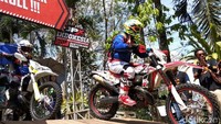 Para pembalap diberikan alat yang disebut tracker, yang akan memandu rute perjalanan. Secara otomatis, dari alat tersebut mampu merecord waktu yang ditempuh dari masing-masing tim. Sehingga, skor untuk tiap tim langsung diaplikasikan secara real-time.