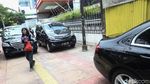 Duh, Mobil Mewah Parkir di Trotoar