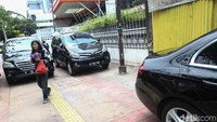 Pejalan kaki tampak kesulitan saat melintas karena terhalang sejumlah mobil.