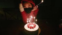  Masih dalam suasana ulang tahun, Zion.T dapat kejutan manis berisi cake dengan hiasan buah strawberry di atasnya. Foto: Instagram @ziont