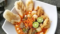 Baso aci asli tanah Pasundan bisa dinikmati di gerai Baso Aci Akang. Kenyal-kenyal baso aci makin enak karena disajikan dengan kuah kaldu yang gurih pedas. Di sini juga ada pelengkap seperti ceker, tahu,siomay hingga pangsit. Harganya mulai dari 17.000 saja lho. Foto: instagram