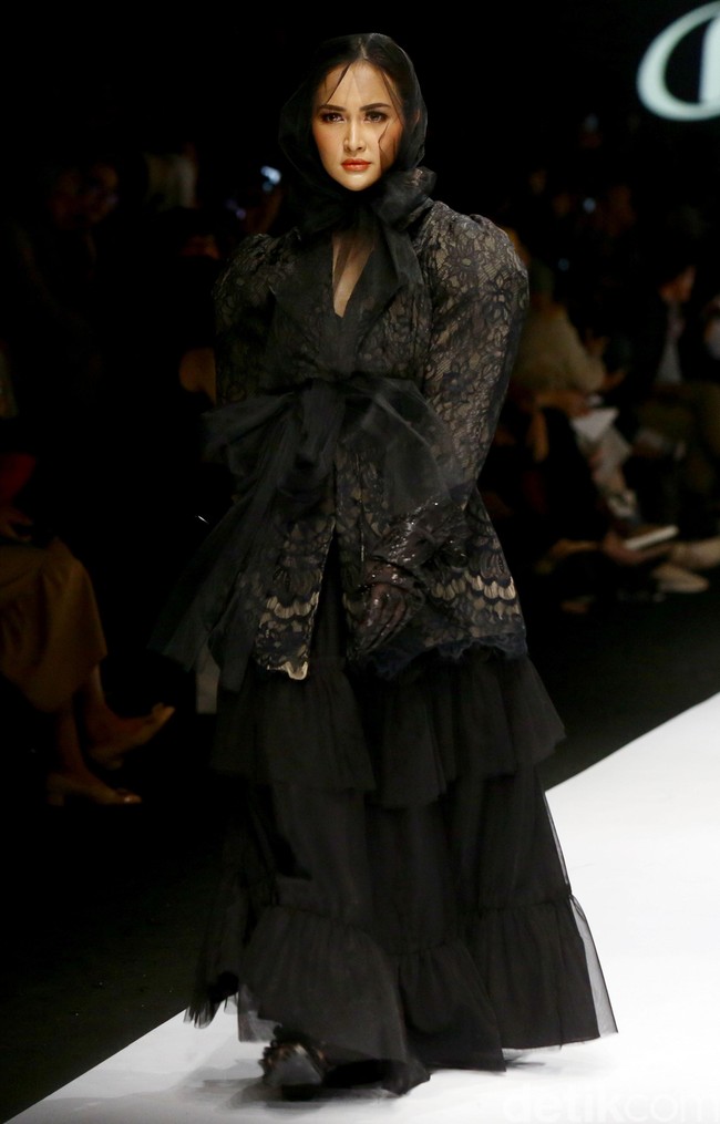 Rancangan Barli Asmara di JFW 2020 mengangkat tema Feminine Monochrome yang terinspirasi dari perempuan Indonesia yang lembut dan kuat. Foto: Rachman Haryanto/ detikcom.