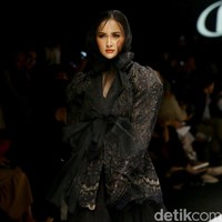 Rancangan Barli Asmara di JFW 2020 mengangkat tema Feminine Monochrome yang terinspirasi dari perempuan Indonesia yang lembut dan kuat. Foto: Rachman Haryanto/ detikcom.