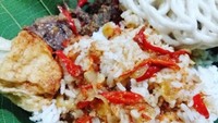 Kalau suka siraman kuah santan yang gurih pedas bisa lebih banyak. Enak dimakan sambil menghirup kuahnya. Tambah kerupuk makin meriah. Foto : Instagram @novita_dw